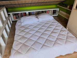 Iron/ironing board, bed sheets