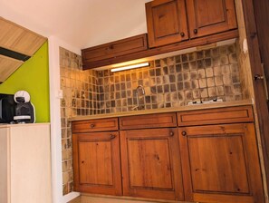 Kühlschrank, Mikrowelle, Wasserkocher mit Kaffee-/Teezubehör, Toaster