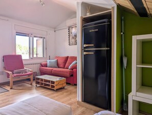 Iron/ironing board, bed sheets