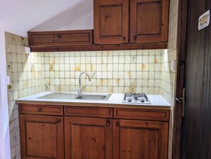 Refrigerador, microondas, cafetera y tetera y tostadora 