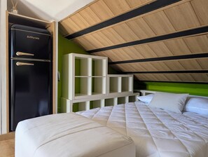 Iron/ironing board, bed sheets