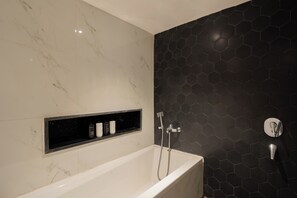 Deluxe Suite, Pool View | Bathroom - Alaya Stays Gracias Seaora Retreat (Morjim)