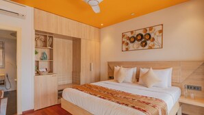 Ein modernes Schlafzimmer mit einem großen Bett, einem Einbauschrank und einem Deckenventilator.