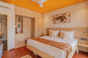 Desk, laptop workspace, iron/ironing board, free WiFi - Alaya Stays Gracias Seaora Retreat (Morjim)