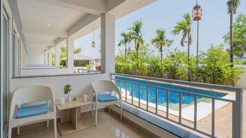 Deluxe Suite, Pool View | Bathroom | Shower, towels, soap, shampoo