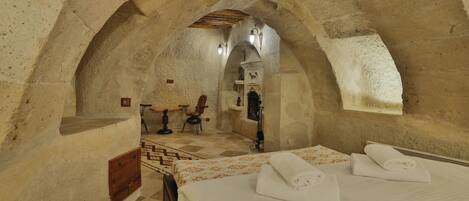 Premier-huone | Ylelliset vuodevaatteet, työpöytä, äänieristys, silitysrauta/-lauta