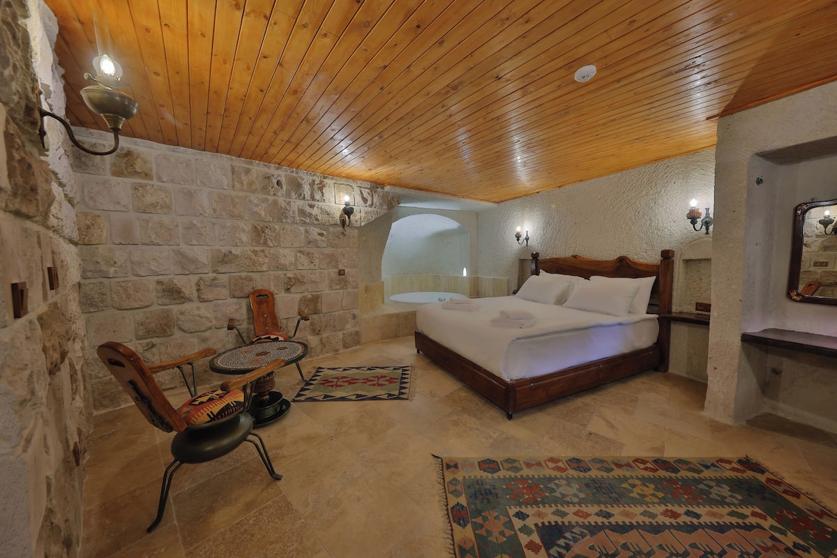Premium Room | Premium bedding, desk, soundproofing, iron/ironing board