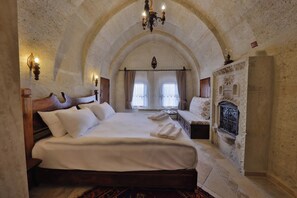 Egyptian cotton sheets, premium bedding, Select Comfort beds, desk -  Nora Cave House (Nevsehir)