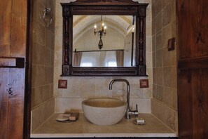 华丽客房, 城市景观 | 浴室 | 免费洗浴用品、吹风机、拖鞋、肥皂