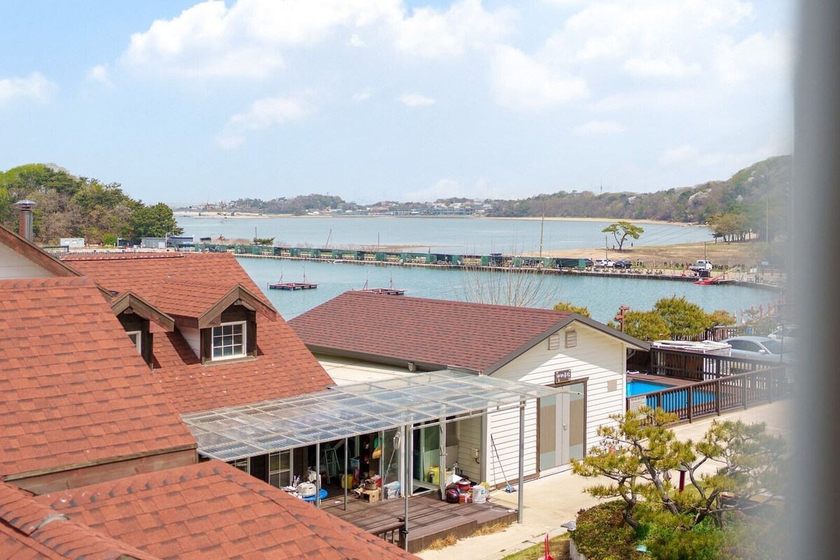 Basic Room, 1 Bedroom (Colored Pencil 2(Mountain View / BBQ)) | 1 bedroom, WiFi (free)
