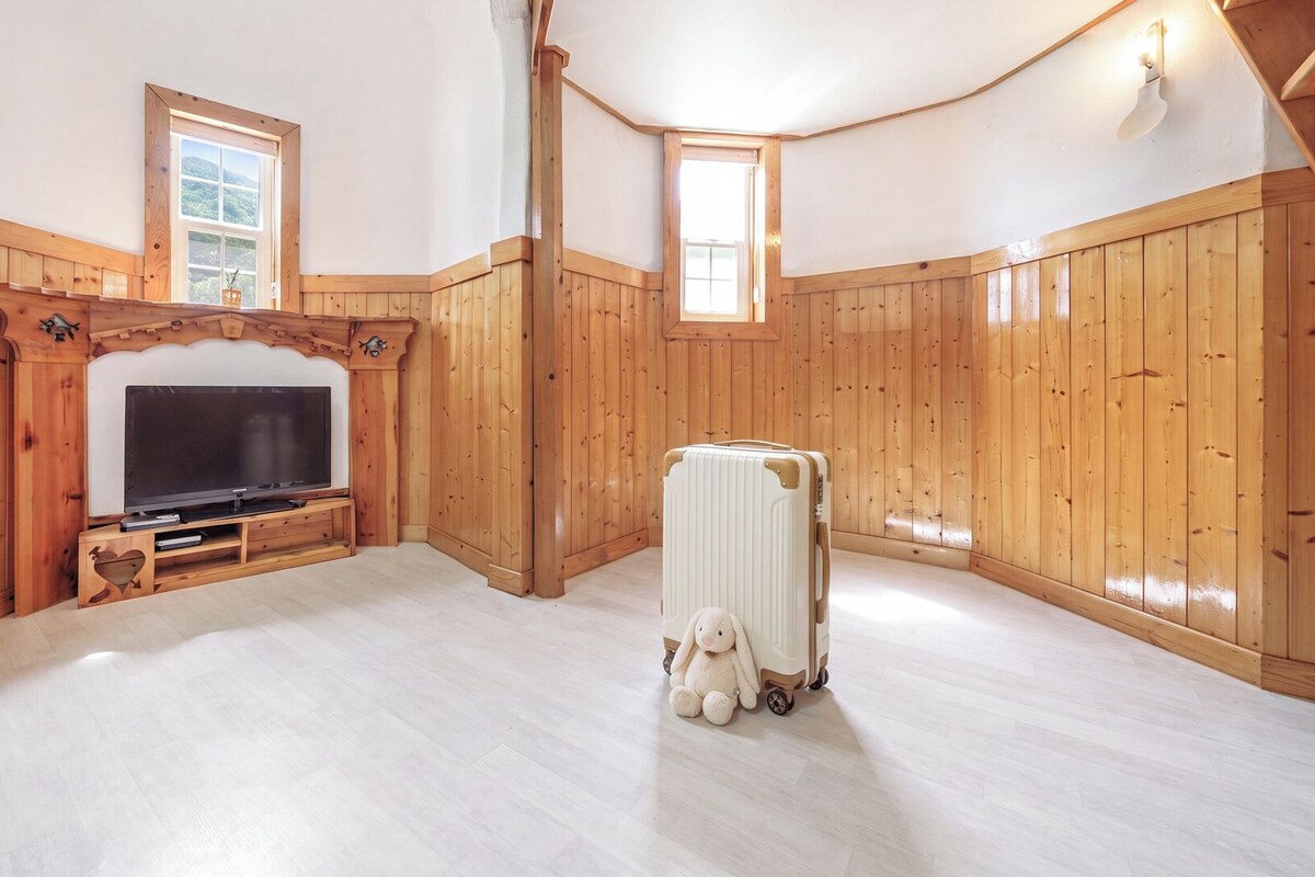 Basic Room, 1 Bedroom (Pencil 4 (Mountain View / BBQ)) | 1 bedroom, WiFi (free)