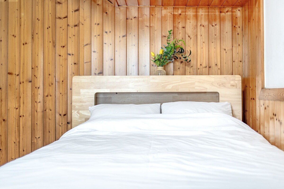 Basic Room, 1 Bedroom (Pencil 3 (Mountain View / BBQ)) | 1 bedroom, WiFi (free)