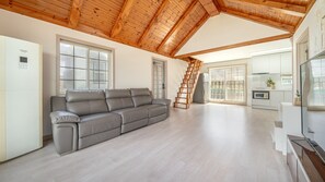 Basic Room, 2 Bedrooms (Sketch 2 (Mountain View / BBQ)) - Daebudo Sketch Pension (Ansan)