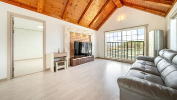Basic Room, 2 Bedrooms (Sketch 2 (Mountain View / BBQ)) | 1 bedroom, free WiFi