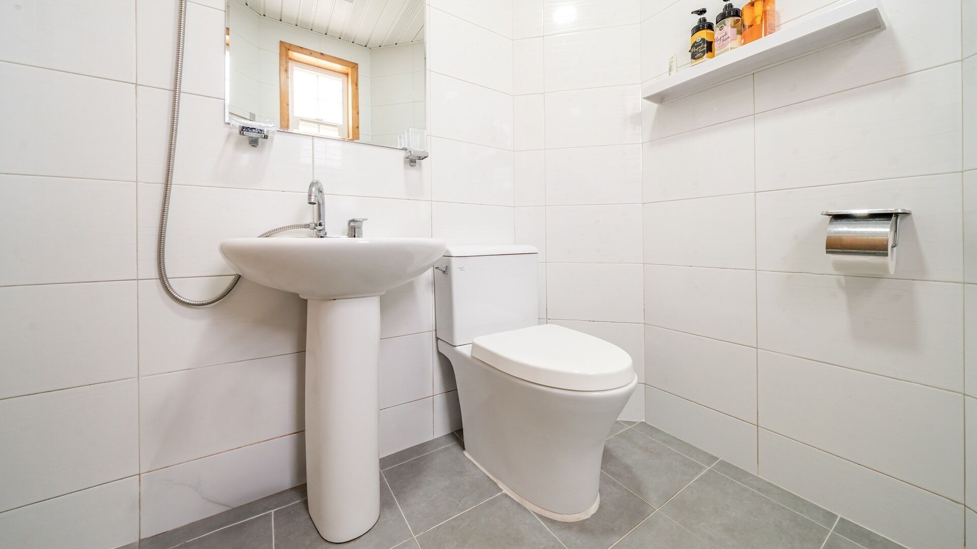 Ein Badezimmer mit Waschbecken, Toilette und Dusche.