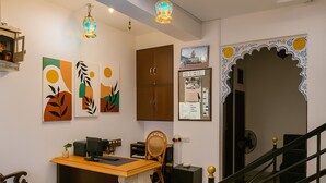 A room with a desk, chair, and a staircase. - Hotel Thamla Haveli (Udaipur)