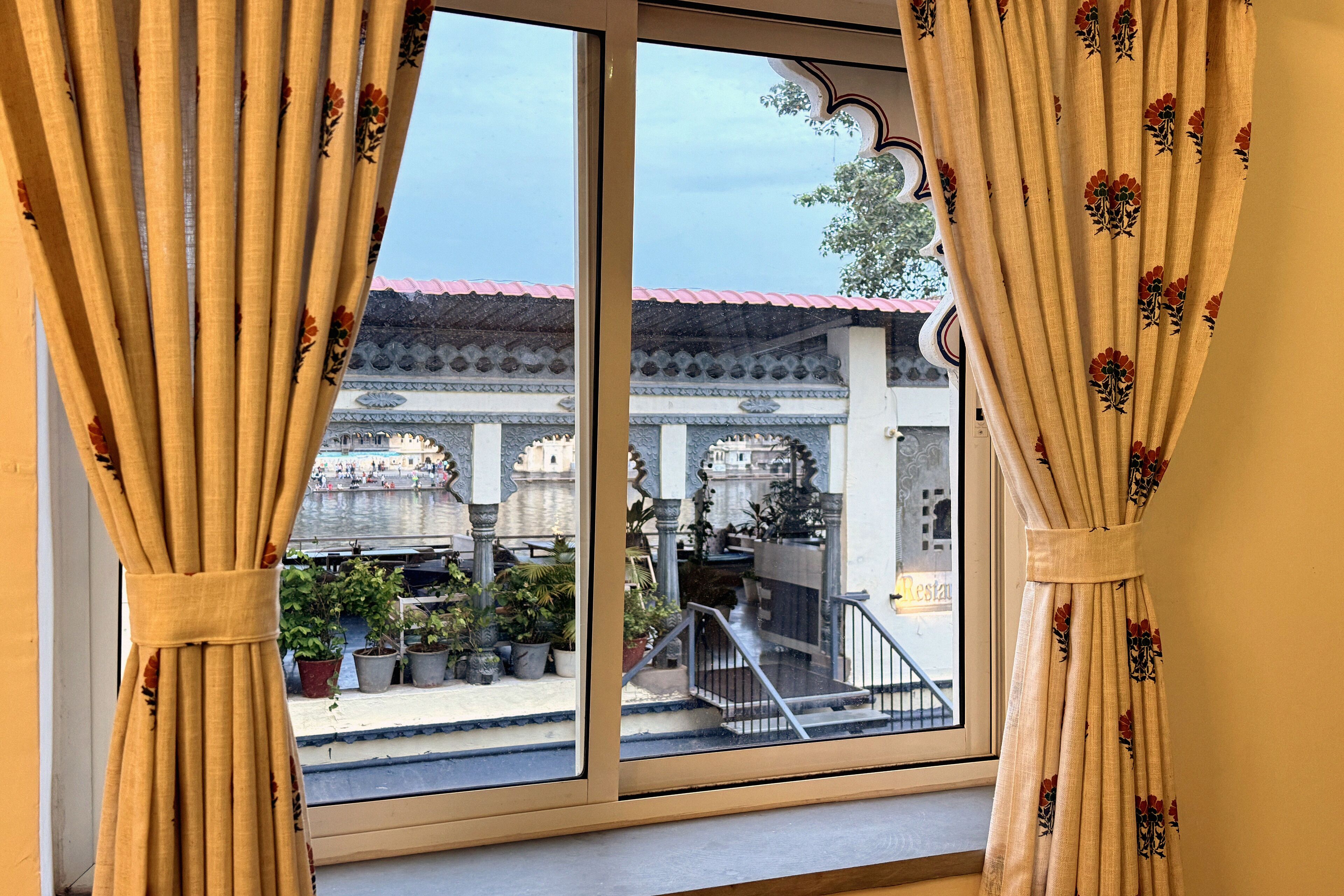 إطلالة على البحيرة