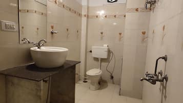Deluxe Double Room, Lake View | Bathroom | Shower, towels, shampoo, toilet paper