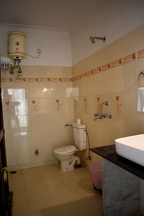 Deluxe Double Room, Lake View | Bathroom | Shower, towels, shampoo, toilet paper - Hotel Thamla Haveli (Udaipur)