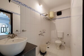 Un baño con un lavamanos grande, inodoro y ducha.
