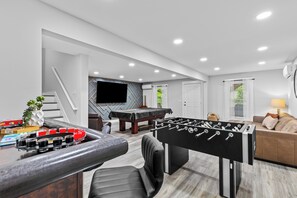 Games room - Modern Home Downtown - Cozy Porch and Hot Tub (Atlanta)