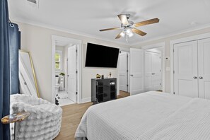 7 bedrooms, in-room safe, desk, iron/ironing board - Modern Home Downtown - Cozy Porch and Hot Tub (Atlanta)