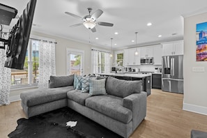 TV, books - Modern Home Downtown - Cozy Porch and Hot Tub (Atlanta)