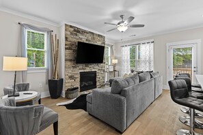 TV, books - Modern Home Downtown - Cozy Porch and Hot Tub (Atlanta)