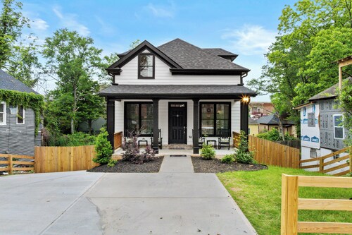Modern Home Downtown - Cozy Porch and Hot Tub