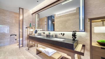 Luxury-Doppelzimmer, Blick auf den Innenhof | Zimmersafe, Schreibtisch, laptopgeeigneter Arbeitsplatz