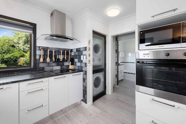 冷蔵庫、電子レンジ、オーブン、コンロ