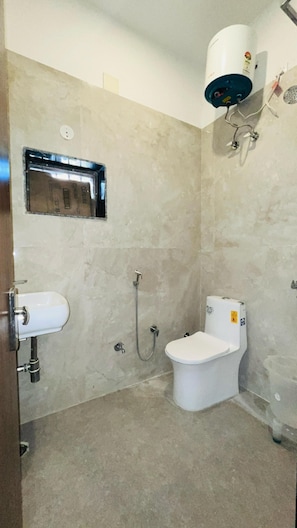 Superior Room, Mountain View | Bathroom | Shower, free toiletries, towels, soap - Akhey Vilas (Mount Abu)