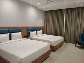 Family Room | Desk, laptop workspace, free WiFi