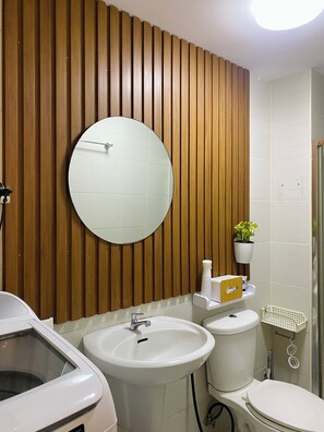 تجهيزات دش، مجففات شعر، مراحيض شطف، مناشف