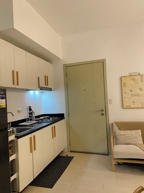 Een koelkast, een microgolfoven, een oven, een kookplaat