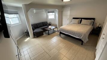 1 Schlafzimmer, Schreibtisch, Bügeleisen/Bügelbrett, Reisekinderbett