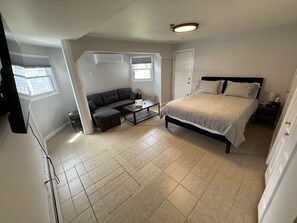 1 makuuhuone, työpöytä, silitysrauta/-lauta, vauvan matkasänky