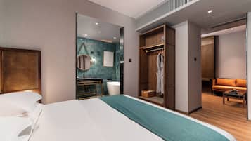 Luxury Suite | Desk, laptop workspace, blackout drapes, iron/ironing board