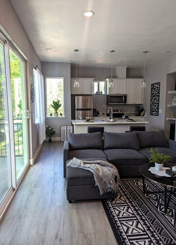 Midtown Midrise- Sapphire 200-The heart of Sacramento