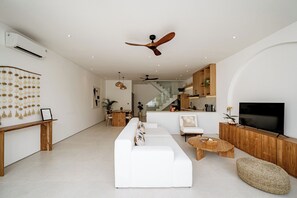 Junior-Villa, Terrasse, Poolblick | Wohnbereich | 50-Zoll-Smart-TV mit Kabelempfang