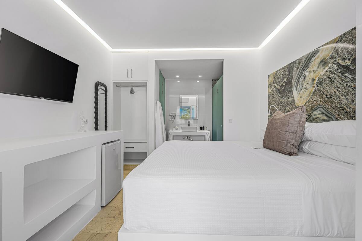 Egyptian cotton sheets, premium bedding, minibar, in-room safe