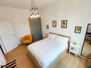 1 bedroom, desk, iron/ironing board, free WiFi - New Suite with modern living room in central area. (Roma)