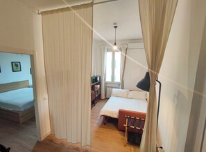 1 室のベッドルーム、デスク、アイロン / アイロン台、WiFi (無料)