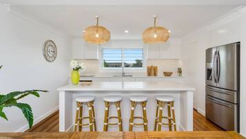 Microondas, horno, lavavajillas y cafetera o tetera