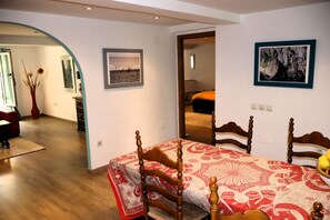 2 quartos, ferros/tábuas de passar roupa, roupa de cama