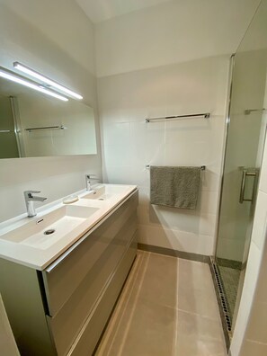 Shower, hair dryer, soap - House in the Luberon park, exceptional setting with 16m pool Absolute peace and quiet (Grambois)