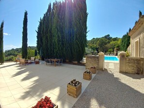 Outdoor dining - House in the Luberon park, exceptional setting with 16m pool Absolute peace and quiet (Grambois)