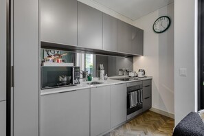 Kühlschrank, Mikrowelle, Ofen, Herdplatte