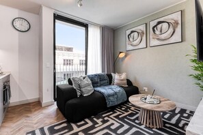 Smart TV - 1-bedroom apartment in amazing One Rosebank in Rosebank, Johannesburg with WiFi (Johannesburg)