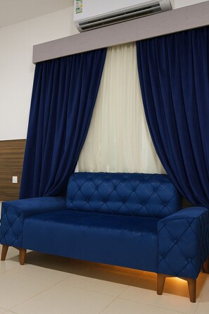 标准单人房 | 客房内保险箱、特色装修、特色家居、办公桌